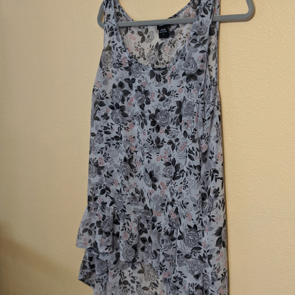 💕 3 for 12 Torrid size 1 rose hi low tank
